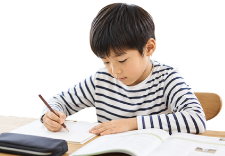 小学生が勉強をしている